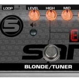 Šedý kytarový procesor s nápisy TECH 21 a FLY RIG. Na horní straně se nachází řada ovládacích knoflíků s popisky REVERB, LEVEL, REPEATS, TIME, LOOP,…