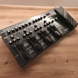 Šedý multifunkční kytarový procesor s výrazným nápisem BOSS ME-80 Guitar Multiple Effects. Zařízení obsahuje řadu otočných knoflíků, přepínačů a pět…