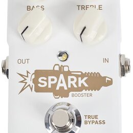 Bílý kytarový pedál s nápisem SPARK BOOSTER a logem tc electronic. Na horní straně jsou čtyři bílé otočné knoflíky s popisky GAIN, LEVEL, BASS a TREB…