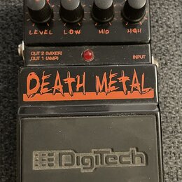 Černý kytarový efekt s nápisem DEATH METAL™ v oranžové barvě. Na horní části je logo DigiTech a čtyři ovládací knoflíky s popisky LEVEL, LOW, MID a H…