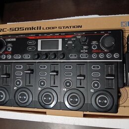 Černá loop station značky BOSS s nápisem RC-505mkII LOOP STATION. Zařízení má pět ovládacích sekcí s velkými kulatými tlačítky, posuvníky a různými o…