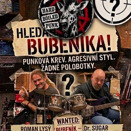 Kolaž s textem „ŽIRAFIČKA HARD BOILED PUNK“ a nápisem „HLEDÁM BUBENÍKA!“. Na obrázku jsou dva muži, jeden s kytarou a druhý u bubnové sady. V dolní č…