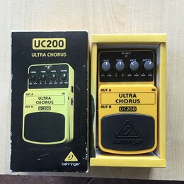 Fotografie zobrazuje žlutý kytarový efekt UC200 ULTRA CHORUS značky behringer v originální krabici. Na pedálu jsou čtyři ovládací knoflíky s popisky…