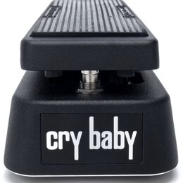 Černý kytarový wah pedál s texturovaným šlapadlem. Na přední straně je bílý nápis cry baby v černém obdélníkovém rámečku. Povrch je matně černý, v do…