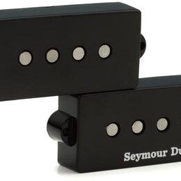 Dvě černé elektrické snímače s čtyřmi viditelnými polkovými magnety. Na spodním snímači je bílý nápis Seymour Duncan. Povrch obou snímačů je hladký a…