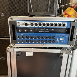 Míchací pult Soundcraft Ui24R v modré barvě, umístěný v hliníkovém transportním case. Na přední straně jsou viditelné nápisy Soundcraft Ui24R, Lexico…