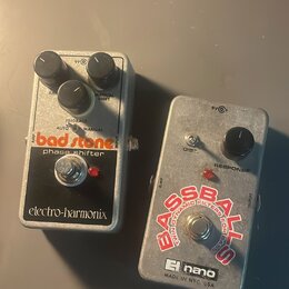 Dvě efektové pedály s kovovým stříbrným povrchem. Levý pedal má nápisy bad stone, phase shifter a electro-harmonix, dva černé knoflíky a přepínač AUT…