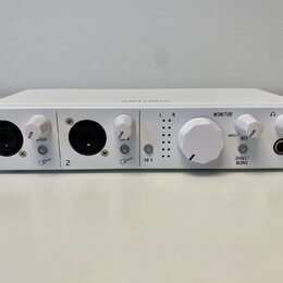 Bílá zvuková karta s nápisem MINIFUSE 2 na pravém boku. Přední panel obsahuje dva kombinované vstupy označené číslicemi 1 a 2, každý s knoflíkem GAIN…