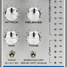 Stříbrný efektový pedál s nápisem COMPRESSOR MKII a logem empress effects. Na horní straně jsou šest kovových otočných knoflíků s popisky INPUT, OUTP…