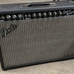 Kytarový zesilovač s černým povrchem a šedou síťovkou. Na přední straně je bílé logo Fender a v pravém dolním rohu nápis Tone Master. V horní části s…