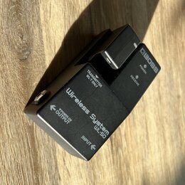 Černý bezdrátový systém s nápisem Wireless System WL-50. Na zařízení jsou viditelné loga BOSS a texty TRANSMITTER WL-T ONLY, POWER, RECEVE, OUTPUT a…