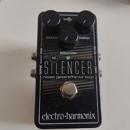 Černý kytarový efekt s nápisy THE SILENCER a noise gate/effects loop. Na horní straně jsou tři černé ovládací knoflíky s popisky RELEASE, REDUCTION a…
