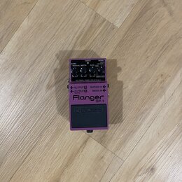Fialový kytarový efekt Boss Flanger BF-3. Na horní straně jsou ovládací knoflíky s nápisy RES, MANUAL, DEPTH a RATE spolu s přepínači MODE (Standard/…