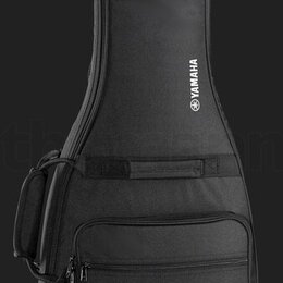 Černý polštovaný pouzdro na kytaru z textilního materiálu. Na přední straně je bílý nápis YAMAHA a doprovodné logo. Pouzdro má hlavní zip, dvě přední…