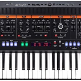 Černý syntetizátor s klaviaturou a rozsáhlým panelem ovládacích prvků. Na levé straně je logo Roland a v pravém horním rohu nápis JUPITER-X. Panel ob…