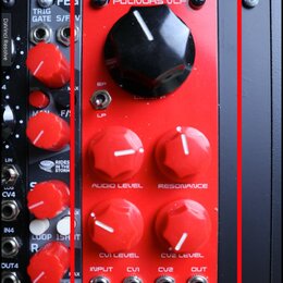 Červený modul s nápisem POLIVOKS VCF a logem erica synths v dolní části. Obsahuje jeden velký černý otočný knoflík, čtyři menší červené knoflíky s po…