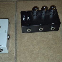 Tři kytarové pedály v různých barvách. Bílý pedal má nápisy WIDARA, DUAL LOOPER a TRUE BYPASS BOX, dvě stoupací spínače a čtyři konektory s označením…