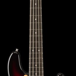 Pětystrunná elektrická basová kytara s tělem v provedení sunburst a světlou hnedou pickguardem. Na hlavě je viditelné logo Fender. Nástroj má dvě sní…
