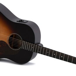 Akustická kytara s tělem v barvě sunburst (přechod od žluté k černé). Na hlavě je bílý nápis SIGMA a pod ním menší text MADE IN KOREA. Nástroj má tma…