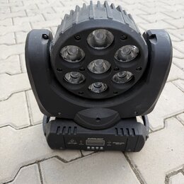 Černý LED reflektor s pohyblou hlavou a chladicími žebry v horní části. Na zadním panelu je vidět nápis EUROLIGHT a logo s textem behringer. Vedle di…