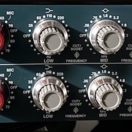 Tmavý rackový přístroj s nápisem 1273 DUAL MIC PREAMP/EQ a logem behringer. Zařízení obsahuje dva identické kanály s červenými knoflíky GAIN, modrými…