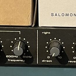 Černý rackový efekt s nápisem stereo reverb model II a logem DR. Přední panel obsahuje deset otočných ovladačů s popisky input, direct, reverb, mid a…