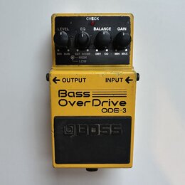 Žlutý kytarový pedál s nápisem Bass OverDrive ODB-3 a logem BOSS na spodním černém spínacím tlačítku. Horní panel obsahuje čtyři ovládací knoflíky s…