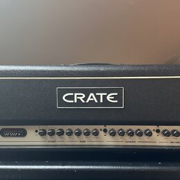 Černý kytarový zesilovač s bílým rámečkem a velkým logem CRATE uprostřed. Na ovládacím panelu jsou nápisy CRATE, FLEXWAVE 120W a řada ovládacích prvk…