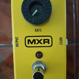 Žlutý efektový pedál s nápisem MXR v černém rámečku. V horní části je text micro chorus a v dolní části ovládací knob s popiskem RATE. Na bocích jsou…