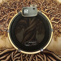 Kruhový popfilter se zlatým kovovým rámem a černou síťovkou. V horní části je upevňovací svorka s nápisem 2 BOX a v dolní části sítě je bílý oválný š…