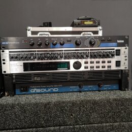 Sada rackového audio vybavení v černém case. Z horní části dolů jsou vidět zařízení s nápisy: Lexicon MPX 100 Dual Channel Processor, nečitelný příst…
