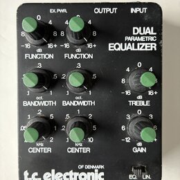 Černý kytarový efekt s nápisem DUAL PARAMETRIC EQUALIZER a logem t.c. electronic OF DENMARK. Zařízení má šest zelených otočných knoflíků s popisy FUN…