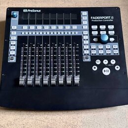Černý kontrolér PreSonus FADERPORT 8 Production Controller. Zařízení obsahuje osm posuvníků s kovovými knoflíky, řadu tlačítek a několik ovládacích p…