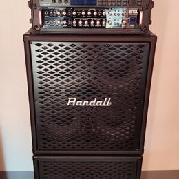 Sada kytarového zesilovače složená z rackové části a dvou černých reproduktorových boxů značky Randall. V horním racku jsou umístěny tři zařízení, z…