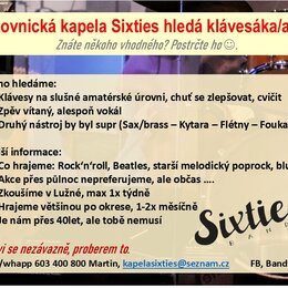 Fotografie zobrazuje textový inzerát na hledání klávesníka pro kapelu Sixties. V pozadí jsou vidět části hudebních nástrojů, konkrétně hnědá polodubl…