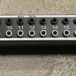 Černý rackový patchbay s kovovým předním panelem. Na levé straně je nápis ULTRAPATCH MULTI-FUNCTIONAL BALANCED PATCHBAY MODEL: PX1020. Zařízení obsah…