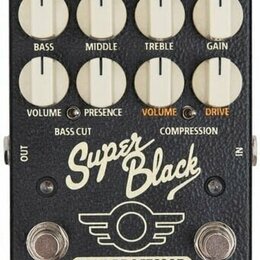 Černý kytarový efekt s nápisem Super Black a logem MAD PROFESSOR. Zařízení má osm bílých otočných ovátků s popisy BASS, MIDDLE, TREBLE, GAIN, VOLUME,…