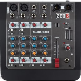 Kompaktní míchací pult v černé barvě s šedým předním panelem. Na přístroji je vidět nápis ZED6 a značka ALLEN&HEATH. Panel obsahuje čtyři vstupní kan…
