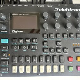 Černý polyfonní digitální syntetizátor s nápisem Digitone a logem elektron. Přístroj obsahuje displej, několik otočných knoflíků označených písmeny A…