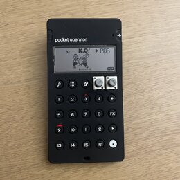 Černý přenosný syntezátor s nápisem pocket operator. Displej zobrazuje grafiku dvou postav, text K.O! a označení PO6. Zařízení má numerickou klávesni…