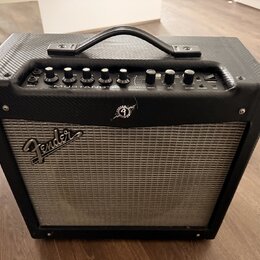 Černý kytarový kombo zesilovač s šedou síťovkou. Na přední straně je viditelné logo Fender a nápis MUSTANG LT. Horní ovládací panel obsahuje několik…