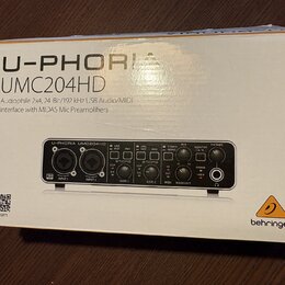 Krabice s audio rozhraním, na které je nápis U-PHORIA UMC204HD a text Audiophile 2x4, 24-Bit/192 kHz USB Audio/MIDI Interface with MIDAS Mic Preampli…