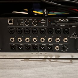 Digitální mixážní pult v černém provedení s nápisy X AIR a XR16 oraz logem behringer. Zařízení obsahuje řadu vstupních konektorů, MIDI vstupy a výstu…