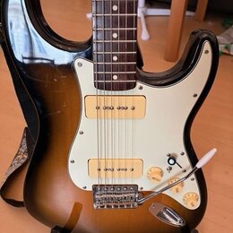Elektrická kytara s tónem těla v hnědém sunburst provedení a bílým pickguardem. Nástroj má dva snímače typu humbucker a třicetiletý hnedý hmatník. Na…