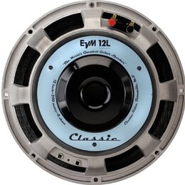 Kytarový reproduktor s kovovým šedým rámem a světle modrým papírkem. Na papírku jsou nápisy „EVM 12L“, „The World's Greatest Guitar Speaker“, „Classi…