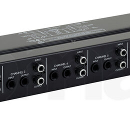 Černý rackový přístroj s nápisem T8-ART a popiskem Universal Eight Channel Transformer Isolator. Přední panel obsahuje osm kanálů, z nichž každý má v…