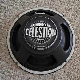 Černý reproduktor s bílým těsněním po obvodu. Uprostřed je štítok s nápisy MIDNIGHT 60, CELESTION a G12N-60, v dolní části je drobným písmem uvedeno…