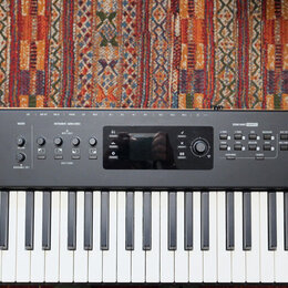 Černý digitální klavír s bílými a černými klávesami. Na levé straně je nápis studiologic a na pravé straně numaxPIANO. Horní panel obsahuje displej,…