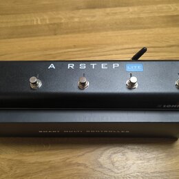 Černý MIDI kontrolér s pěti kovovými spínacími tlačítky. Na horní straně je bílý nápis AIRSTEP a vedle něj modrý obdélník s nápisem LITE. V pravém do…