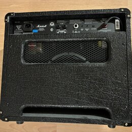 Zadní strana černého kytarového komba s texturovaným povrchem. V horní části je ovládací panel s logem Marshall a nápisy FX LOOP, RETURN, SEND, FOOT…